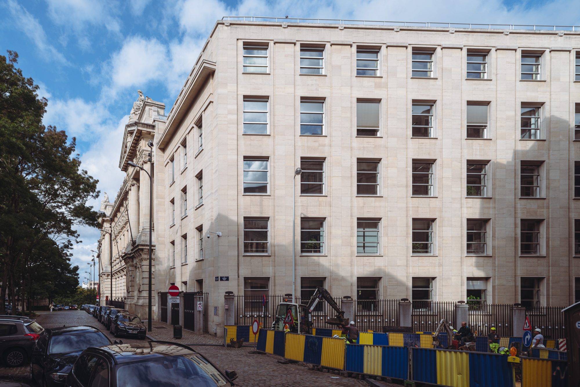 Construction site in Brussels with cranes and scaffolding, illustrating temporary housing for project teams in Belgium